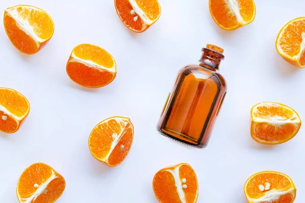 Φυσικό έλαιο εσπεριδοειδών βιταμίνη C, πορτοκαλί φρούτο σε λευκό — Φωτογραφία Αρχείου