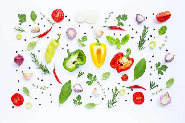Varias verduras frescas y hierbas sobre fondo blanco. Saludable — Foto de Stock