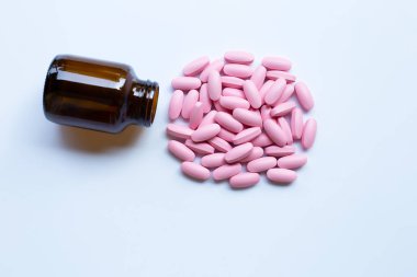 Pembe ilaç hapları ile şişe 