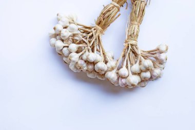 Beyaz arkaplanda sarımsak.