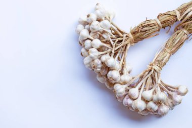 Beyaz arkaplanda sarımsak.