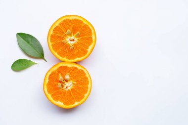 Beyaz yeşil yaprakları ile turuncu meyve 