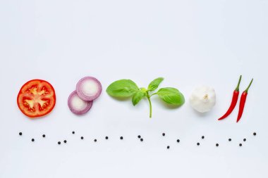 Çeşitli taze sebze ve otlar üzerinde beyaz.