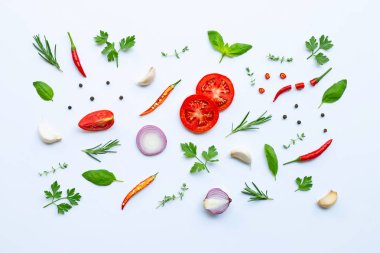 Beyaz arka planda çeşitli taze sebzeler ve otlar. Sağlıklı 