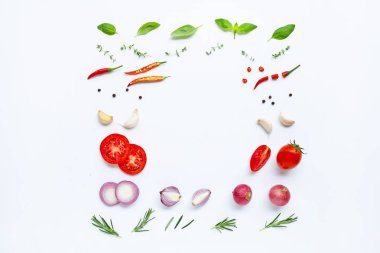Beyaz arka planda çeşitli taze sebzeler ve otlar. Sağlıklı 