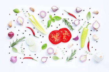 Beyaz arka planda çeşitli taze sebzeler ve otlar. Sağlıklı 