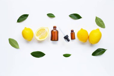 Taze limon limon esans beyaz arka plan üzerinde ile.