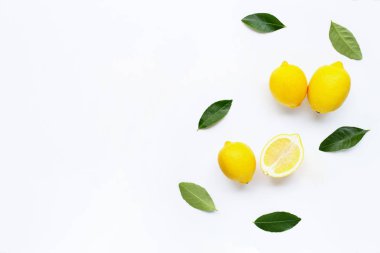 Beyaz arkaplanda taze limon.