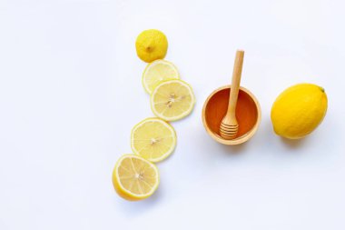 Beyaz arka plan üzerinde limonlu tatlım