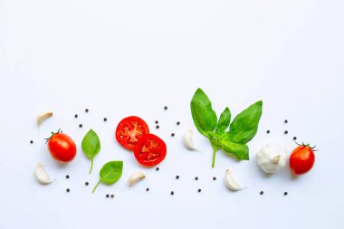 Beyaz arka planda çeşitli taze sebzeler ve otlar. Sağlıklı 