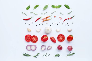 Beyaz arka planda çeşitli taze sebzeler ve otlar. Sağlıklı 