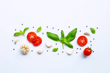 Beyaz arka planda çeşitli taze sebzeler ve otlar. Sağlıklı 