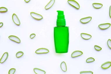 Aloe Vera dilimler beyaz arka plan üzerinde.