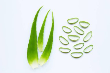 Aloe Vera beyaz dilimleri ile yaprakları