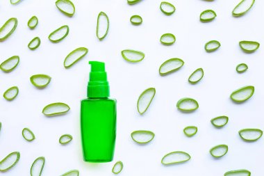 Aloe Vera dilimler beyaz arka plan üzerinde.
