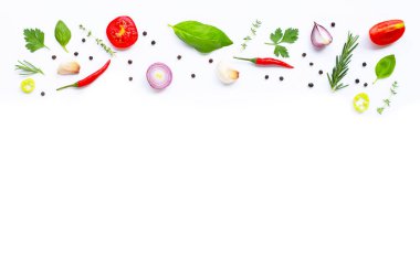 Beyaz arka planda çeşitli taze sebzeler ve otlar. Sağlıklı 