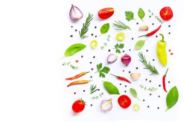 Beyaz arka planda çeşitli taze sebzeler ve otlar. Sağlıklı 