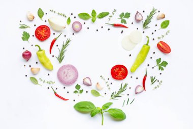 Beyaz arka planda çeşitli taze sebzeler ve otlar. Sağlıklı 