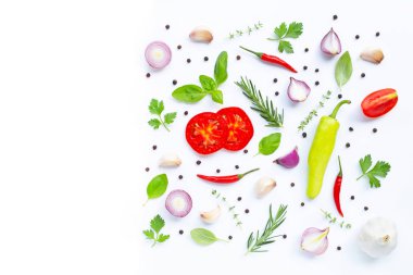 Beyaz arka planda çeşitli taze sebzeler ve otlar. Sağlıklı 