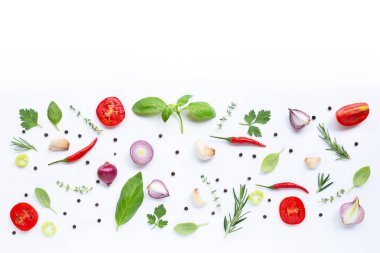Beyaz arka planda çeşitli taze sebzeler ve otlar. Sağlıklı 