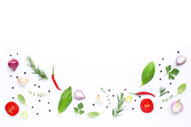 Beyaz arka planda çeşitli taze sebzeler ve otlar. Sağlıklı 