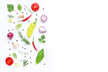 Beyaz arka planda çeşitli taze sebzeler ve otlar. Sağlıklı 
