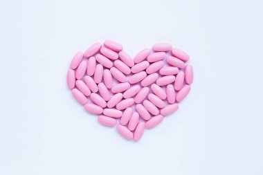 Beyaz arka plan üzerinde pembe tıp hapları.