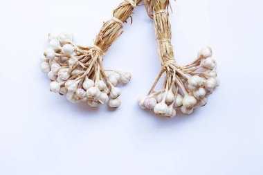 Beyaz arkaplanda sarımsak.