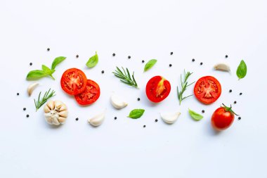 Beyaz arka planda çeşitli taze sebzeler ve otlar. Sağlıklı 