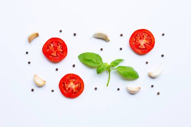 Beyaz arka planda çeşitli taze sebzeler ve otlar. Sağlıklı 