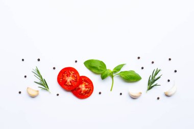 Beyaz arka planda çeşitli taze sebzeler ve otlar. Sağlıklı 