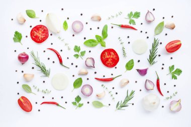 Beyaz arka planda çeşitli taze sebzeler ve otlar. Sağlıklı 