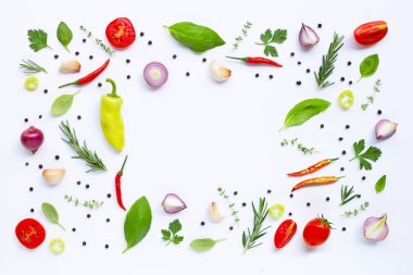 Beyaz arka planda çeşitli taze sebzeler ve otlar. Sağlıklı 
