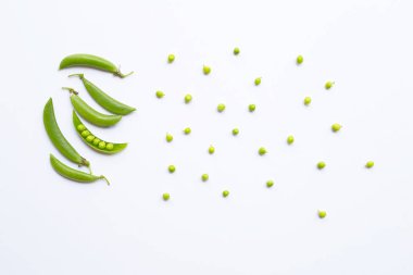  Beyaz üzerinde taze yeşil bezelye kapsüller ve bezelye