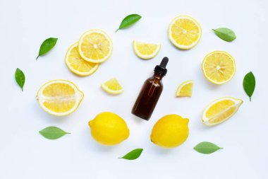 Beyaz üzerinde izole limon ve yeşil yaprakları ile esansiyel yağı