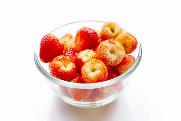 Erdbeeren in Glasschale isoliert auf weiß — Stockfoto
