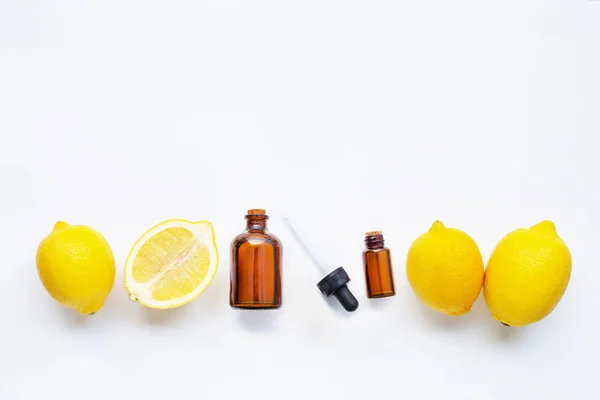 Verse citroen met citroen etherische olie op witte achtergrond. — Stockfoto