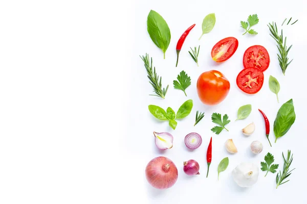 Varias verduras frescas y hierbas sobre fondo blanco. Saludable — Foto de Stock