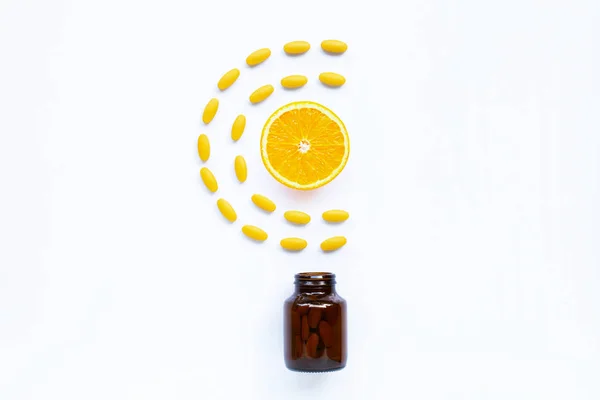Вітамін С пляшка і таблетки з апельсиновими фруктами на білому — стокове фото