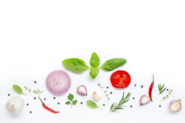 Varias verduras frescas y hierbas sobre fondo blanco. Saludable — Foto de Stock