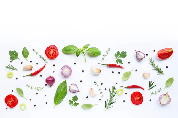 Varias verduras frescas y hierbas sobre fondo blanco. Saludable — Foto de Stock