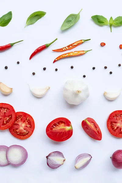 Varias verduras frescas y hierbas sobre fondo blanco. Saludable — Foto de Stock