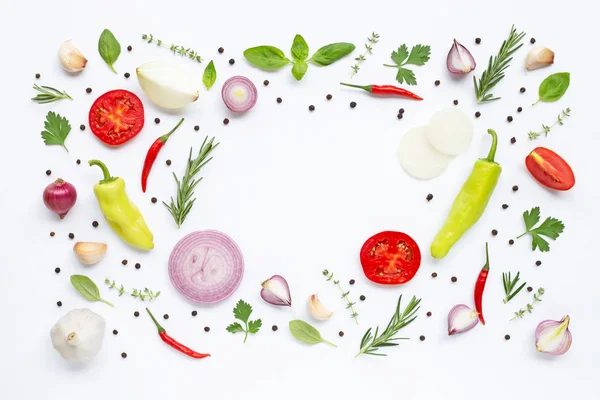 Varias verduras frescas y hierbas sobre fondo blanco. Saludable — Foto de Stock