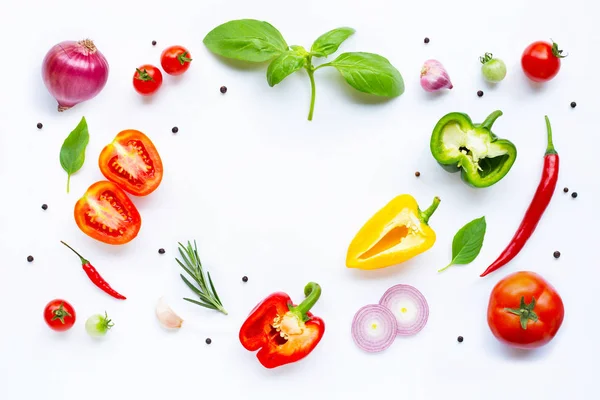 Varias verduras frescas y hierbas sobre fondo blanco. Saludable Imagen De Stock