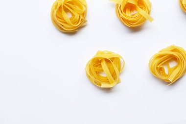 Beyaz arka planda pişmiş Italyan makarna tagliatelle yuva