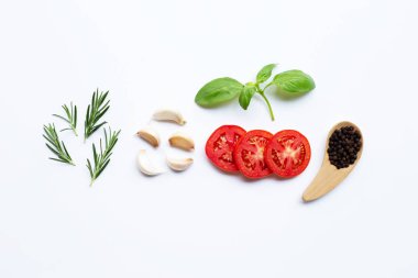 Beyaz arka planda çeşitli taze sebzeler ve otlar. Sağlıklı 