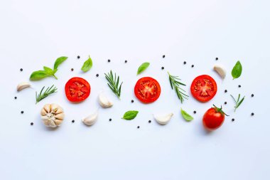 Beyaz arka planda çeşitli taze sebzeler ve otlar. Sağlıklı 