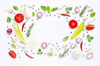Beyaz arka planda çeşitli taze sebzeler ve otlar. Sağlıklı 