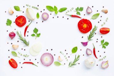 Beyaz arka planda çeşitli taze sebzeler ve otlar. Sağlıklı 
