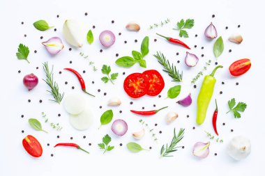 Beyaz arka planda çeşitli taze sebzeler ve otlar. Sağlıklı 